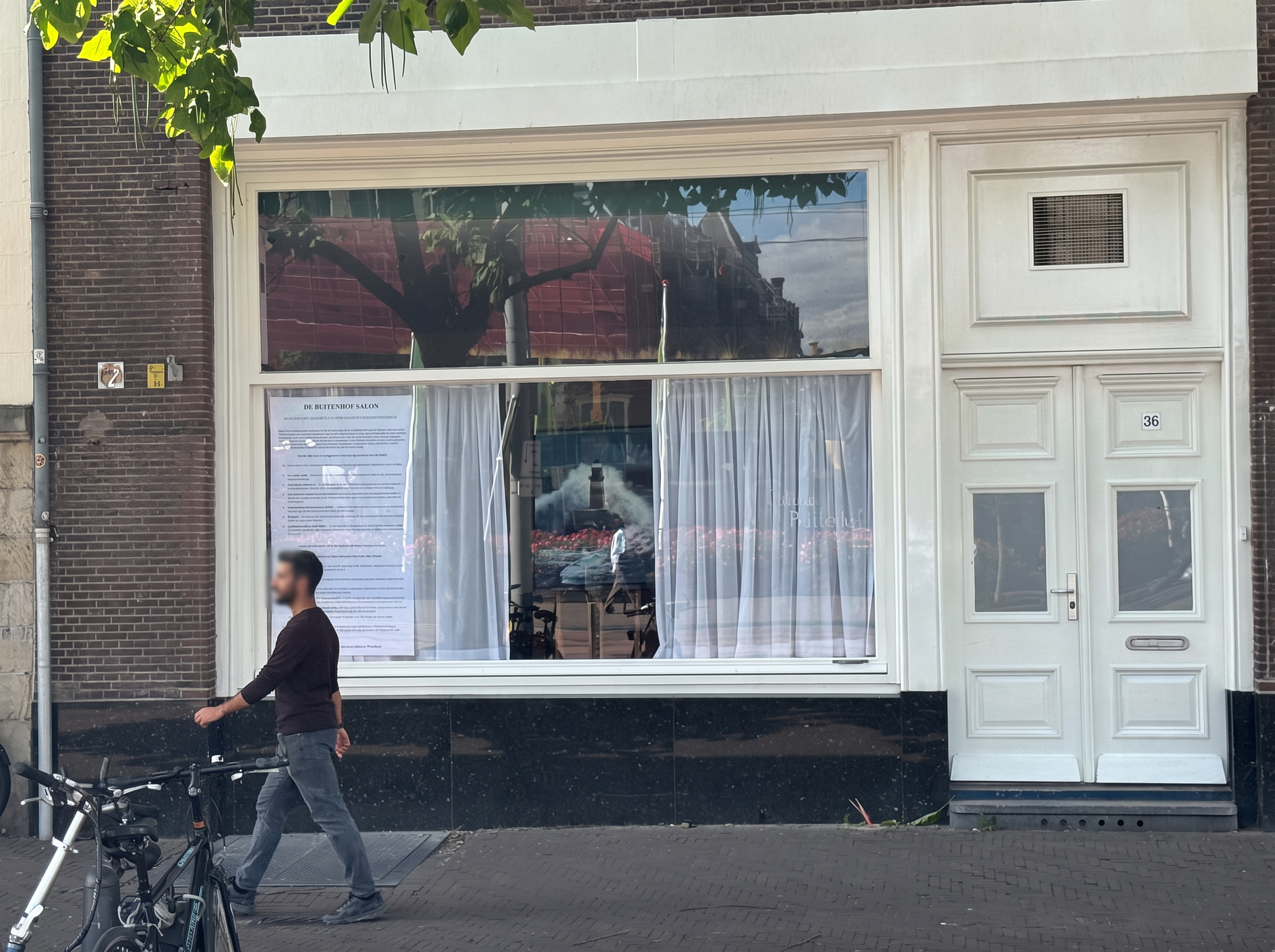 De etalage van De Buitenhof Salon aan het Buitenhof 36 in Den Haag